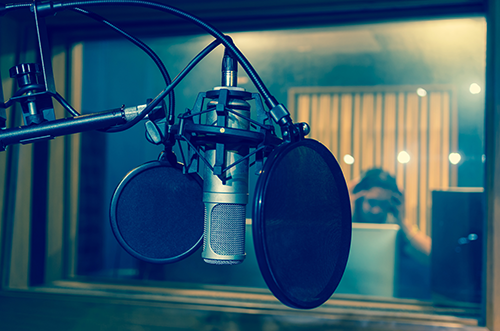 Ein Mikrofon in einer Studioumgebung